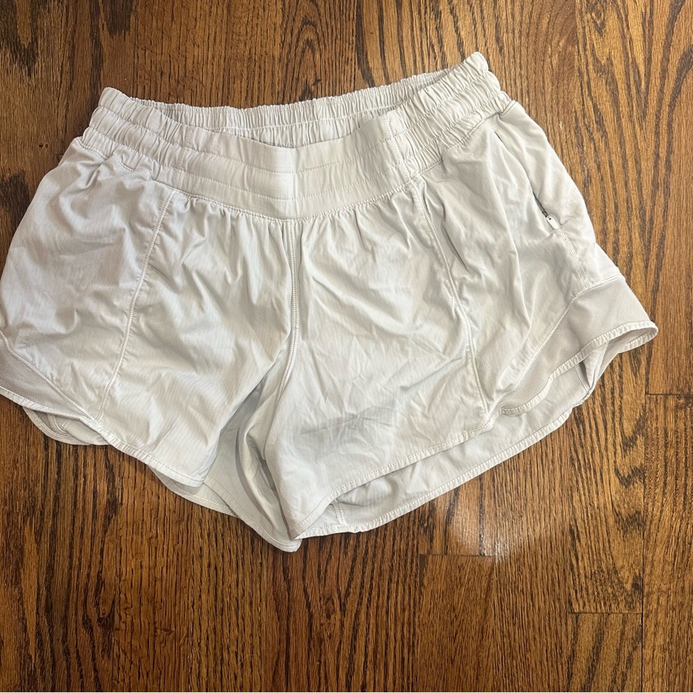 Lululemon women’s Hotty Hot shorts 4” size 8, low rise